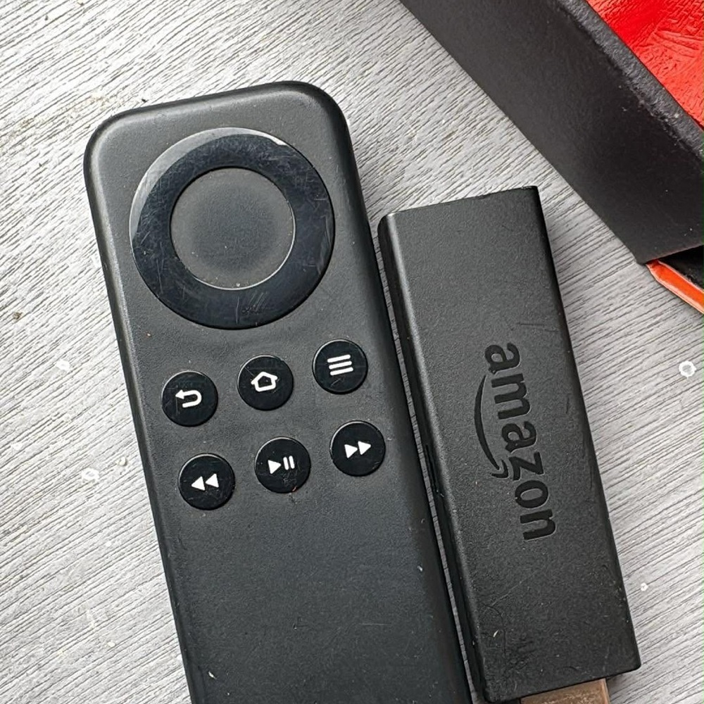 Amazon Black Streaming Stick with Remote and HDMI Cable - Picture 2 of 5